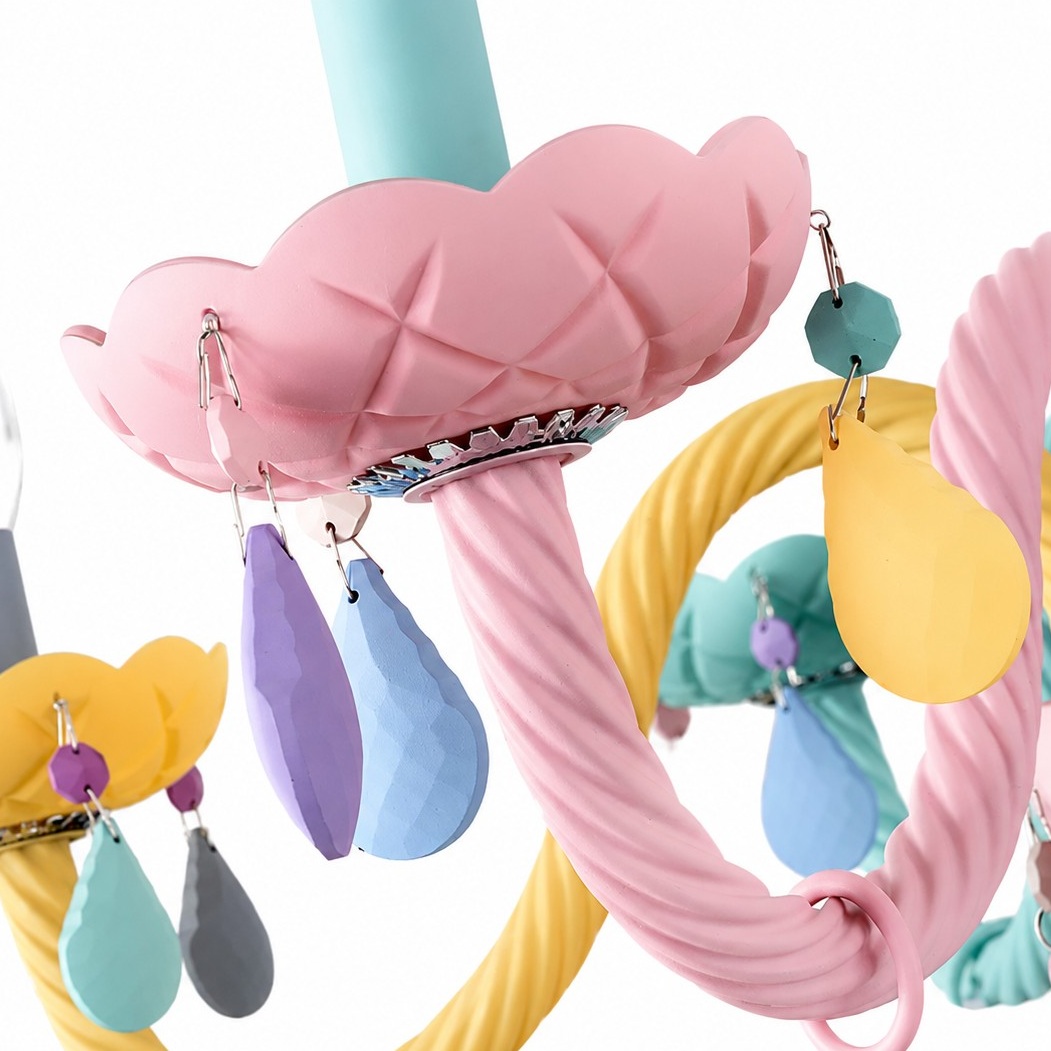 détail de la tasse et du bras en forme de fleur pastel