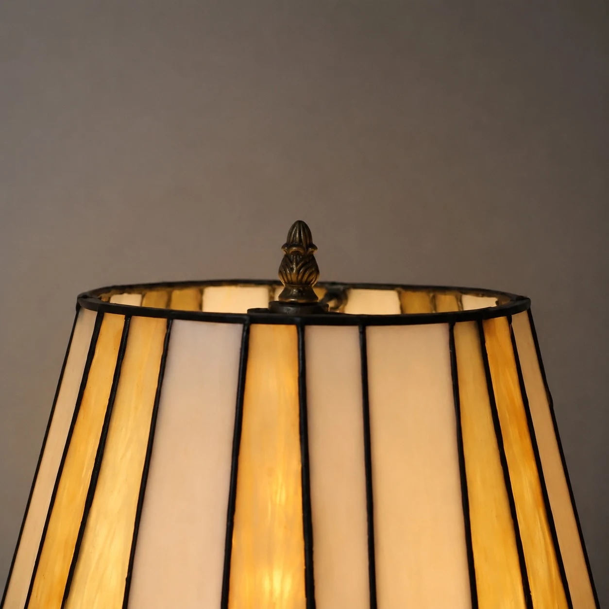 Paralume in vetro colorato illuminato, primo piano