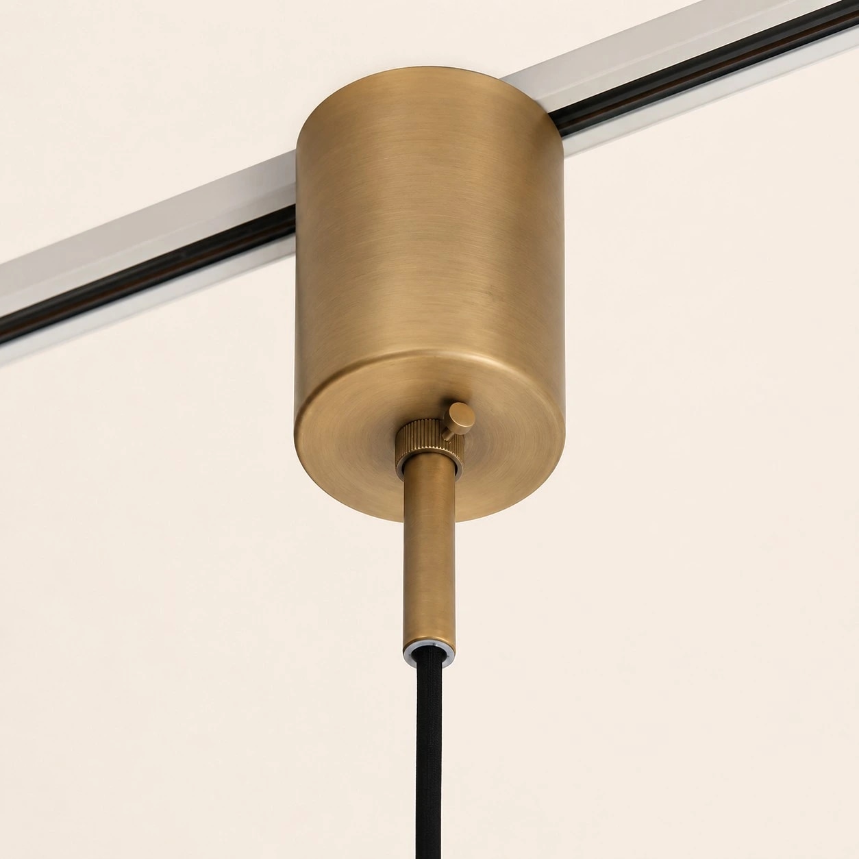 Gros plan d'une suspension montrant l'abat-jour transparent et la forme visible de l'ampoule.