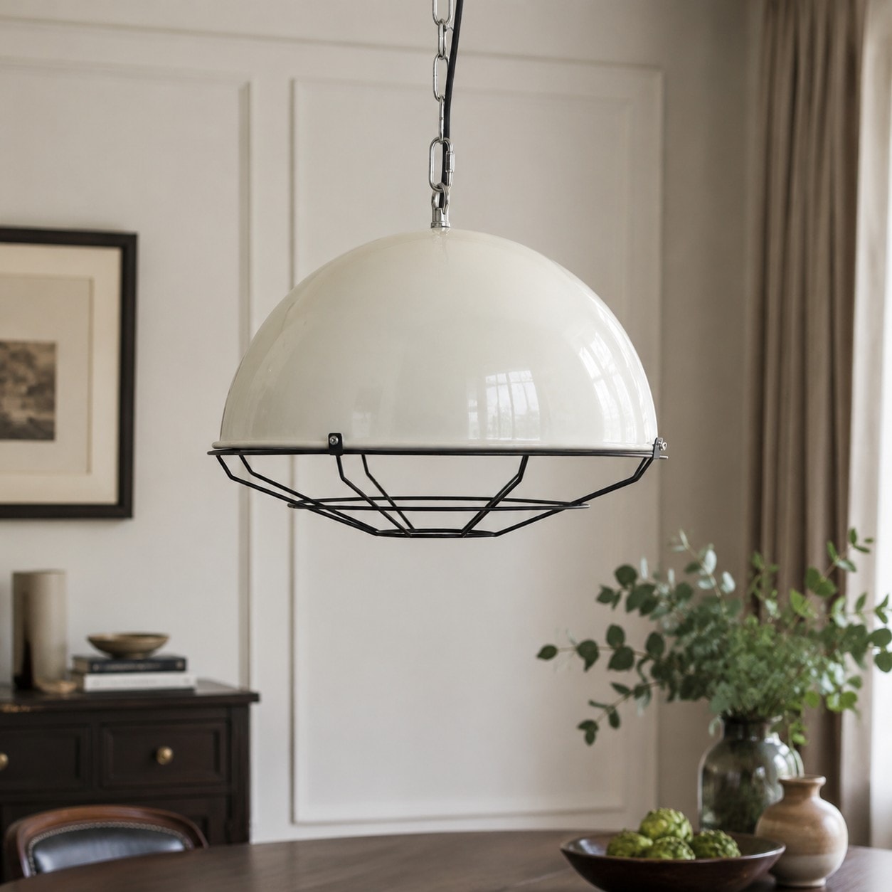 Suspension crème brillante dans une salle à manger