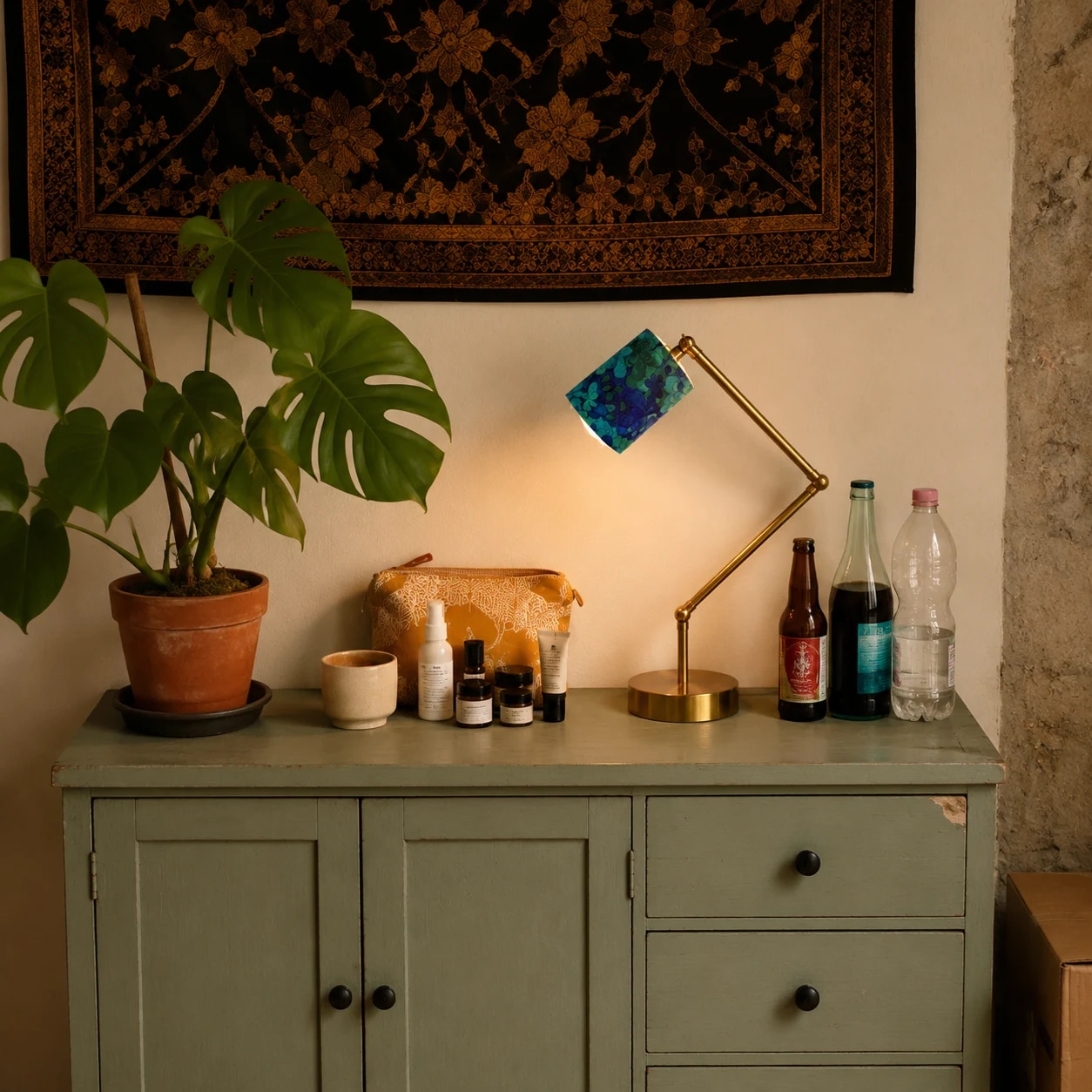 Lampe de table à fleurs sur une table de chevet à côté d'un lit en bois