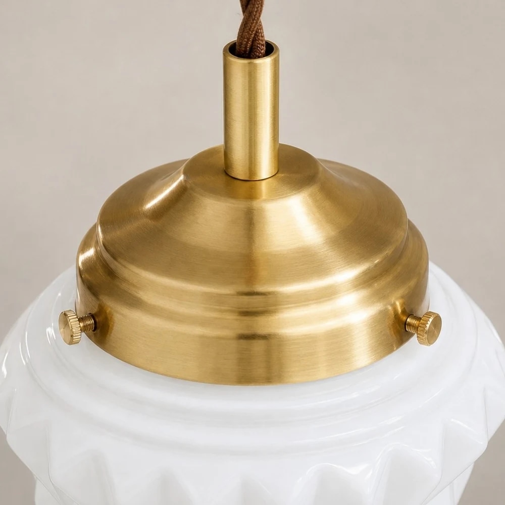 Détail de la finition en laiton du plafond et du pendentif en verre opalin
