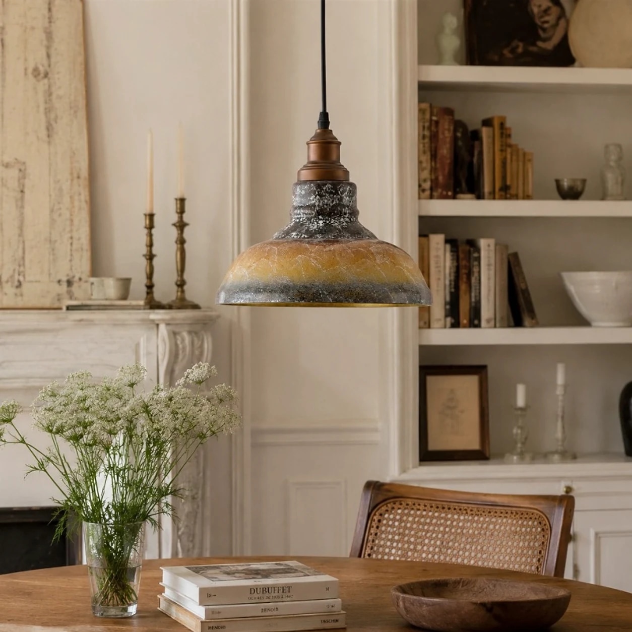 Suspension en verre gris fumé, installée au-dessus d'une table à manger.
