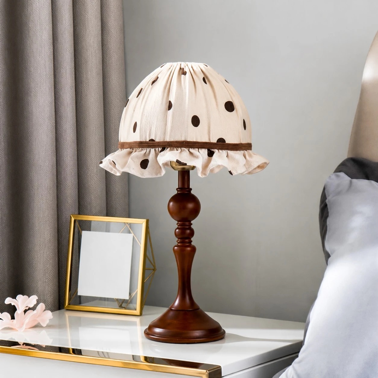 lampe de table en tissu dans une scène de chambre