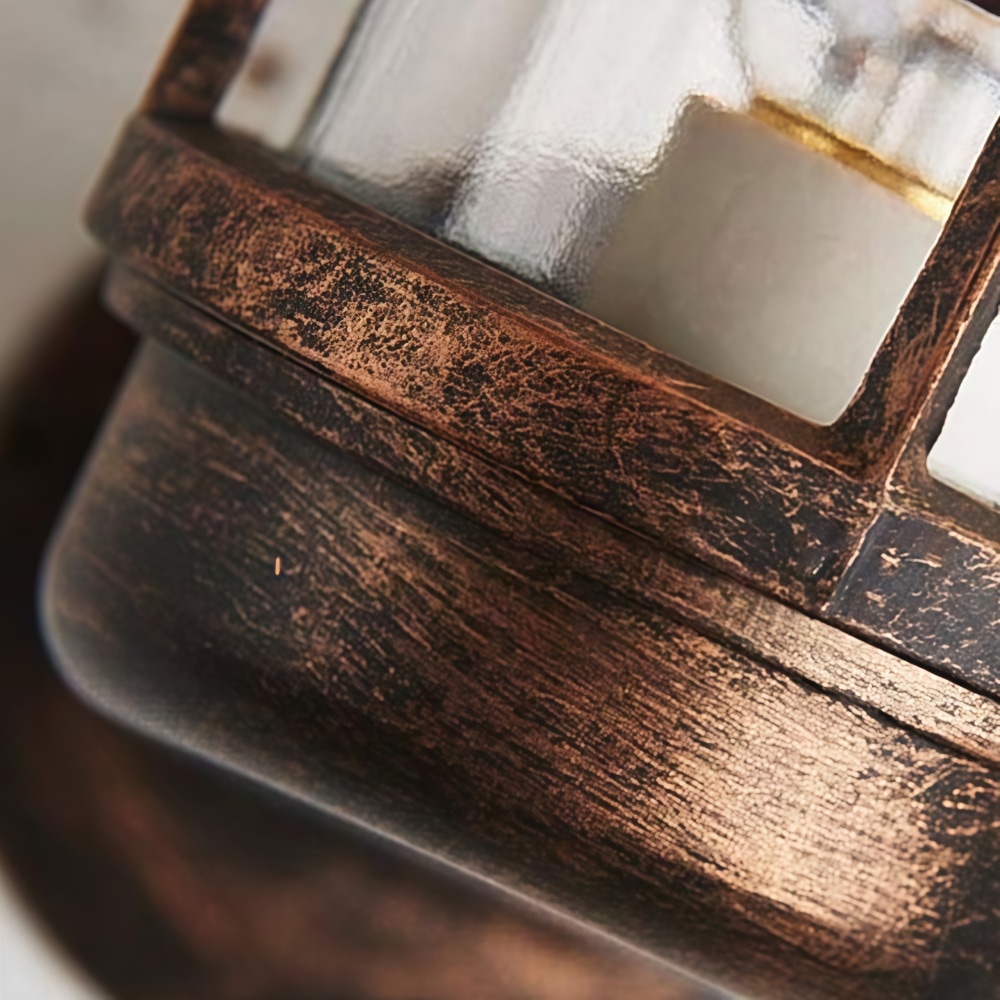 Patnox Wandleuchte aus Klarglas, Details in Rostbronze