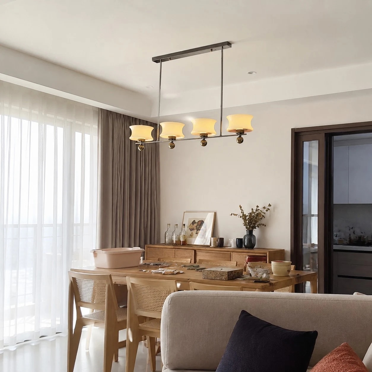 Lustre en verre crème dans un espace salle à manger et salon décontracté