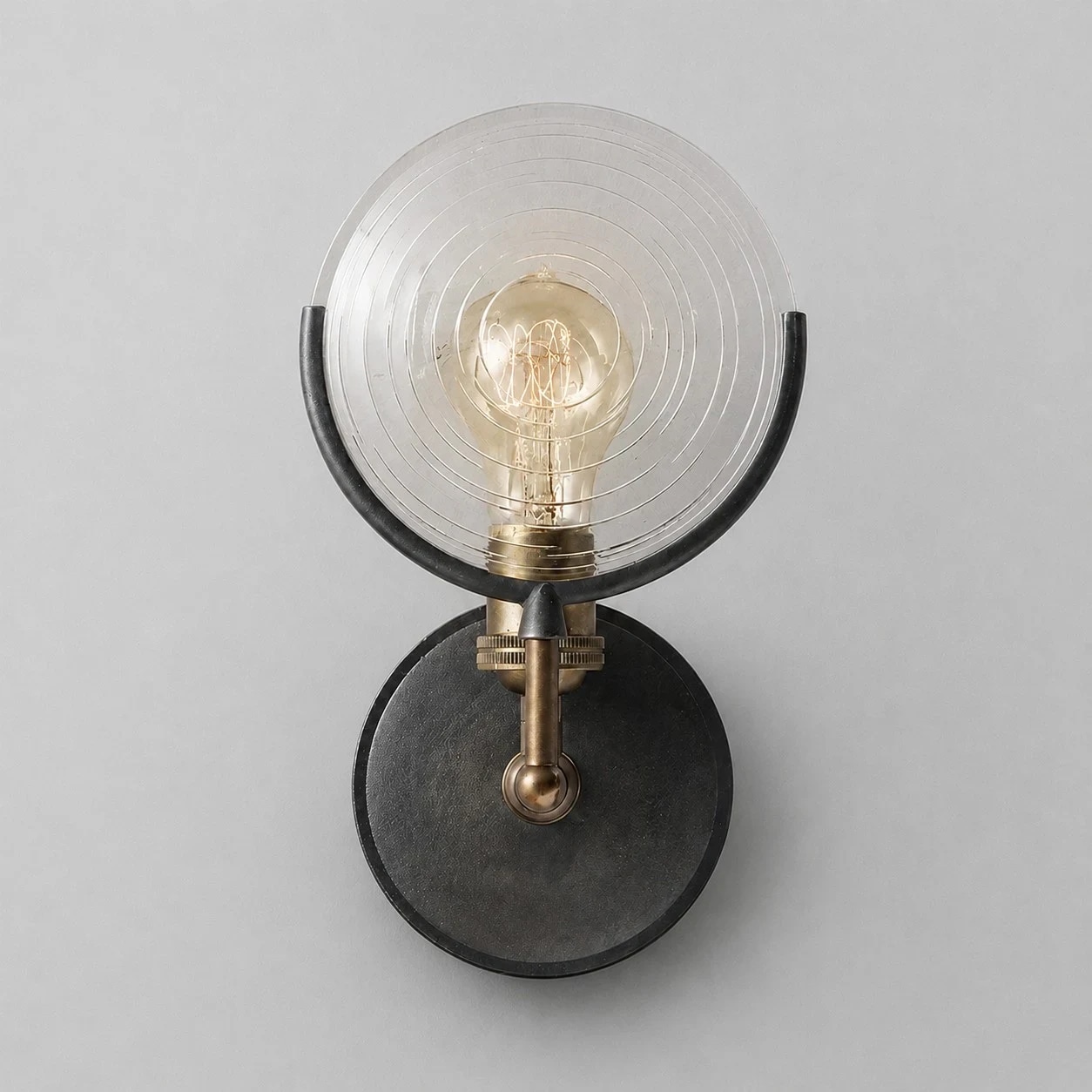Détail avant de l'abat-jour en verre et de la plaque arrière ronde