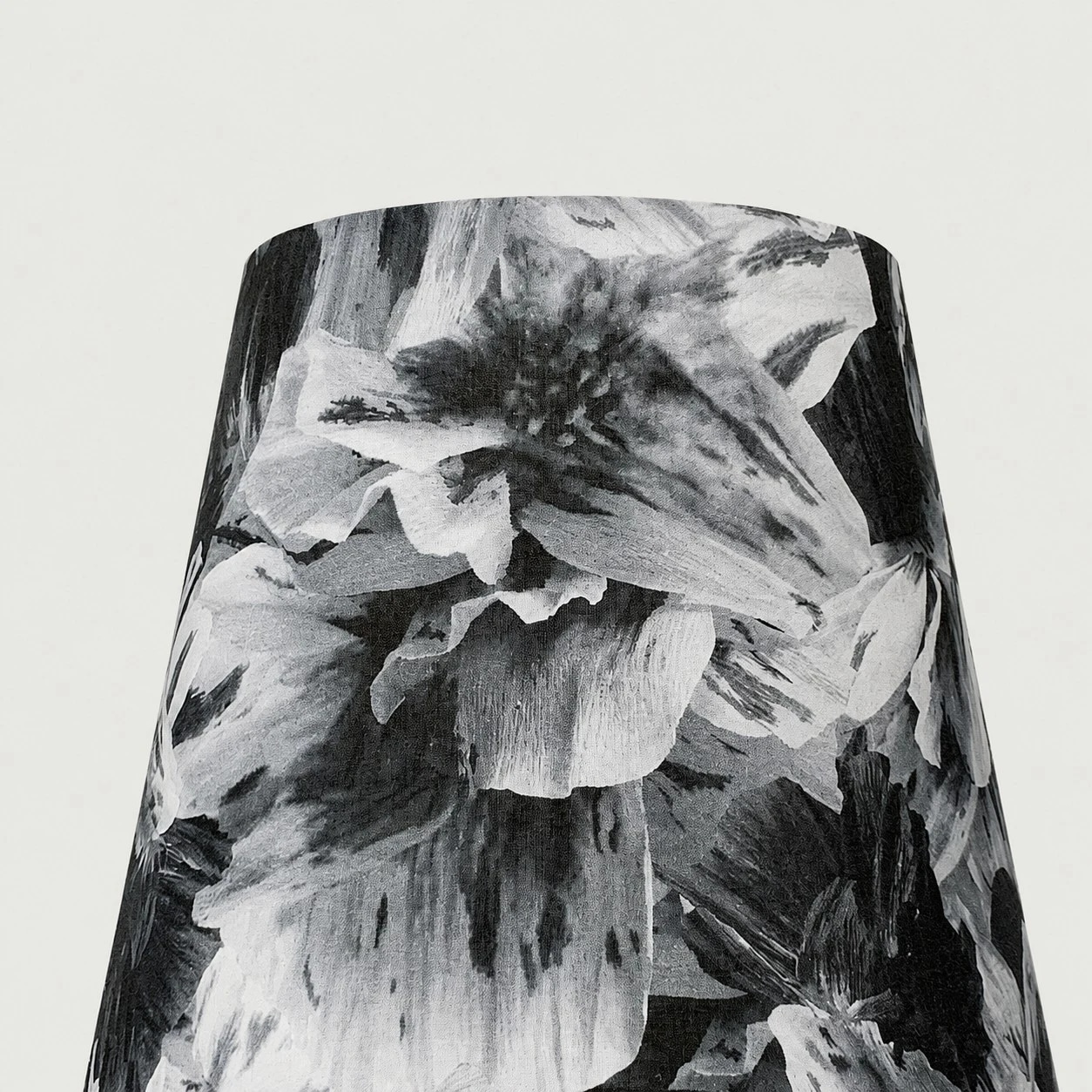 Primer plano de un estampado floral en blanco y negro.