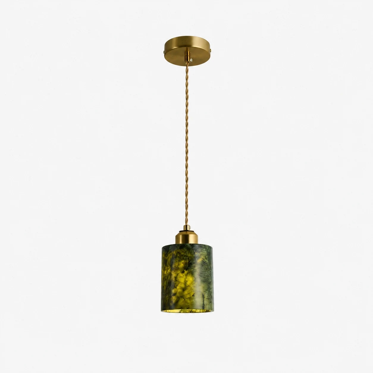 Vue complète de la suspension cylindrique en jade vert, avec son câble et son abat-jour en laiton.