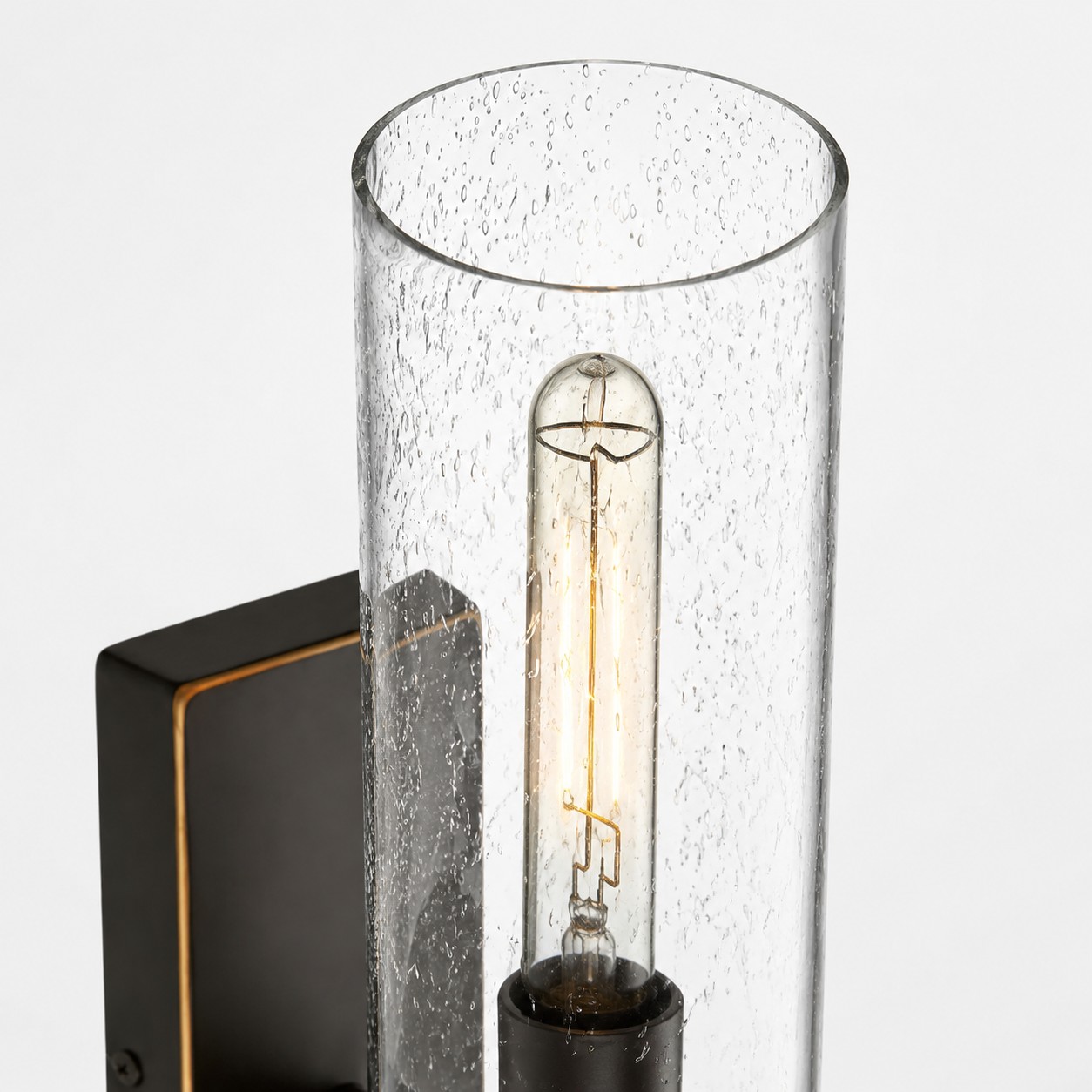 Vue rapprochée de l'abat-jour en verre transparent semé