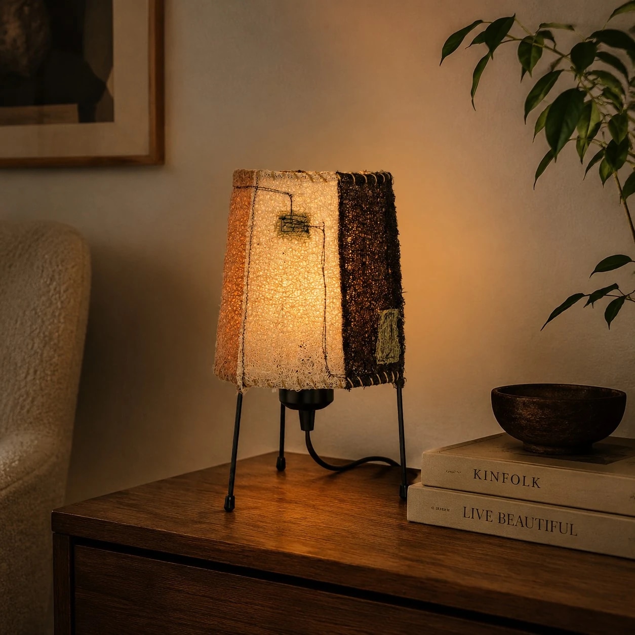 Lampe de table en fibres naturelles tissées, diffusant une douce lumière sur une table de chevet chaleureuse