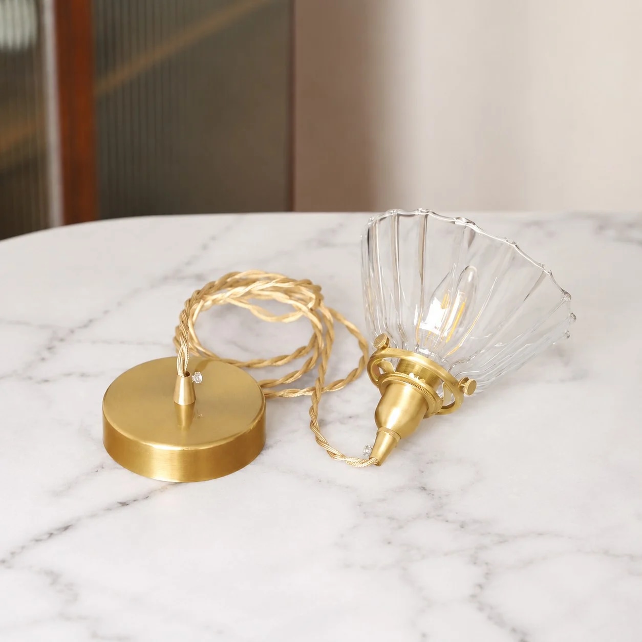 Détails du pavillon, du cordon et de l'abat-jour en verre