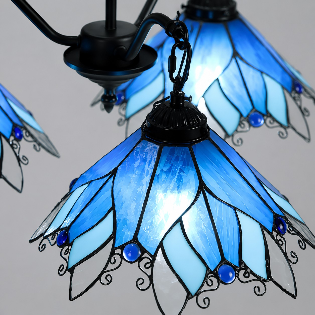Détail d'un lustre à quatre lumières en vitrail