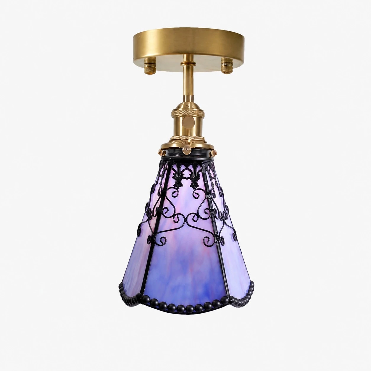 Vista completa del producto: lámpara de techo semiempotrada estilo Tiffany de color púrpura.