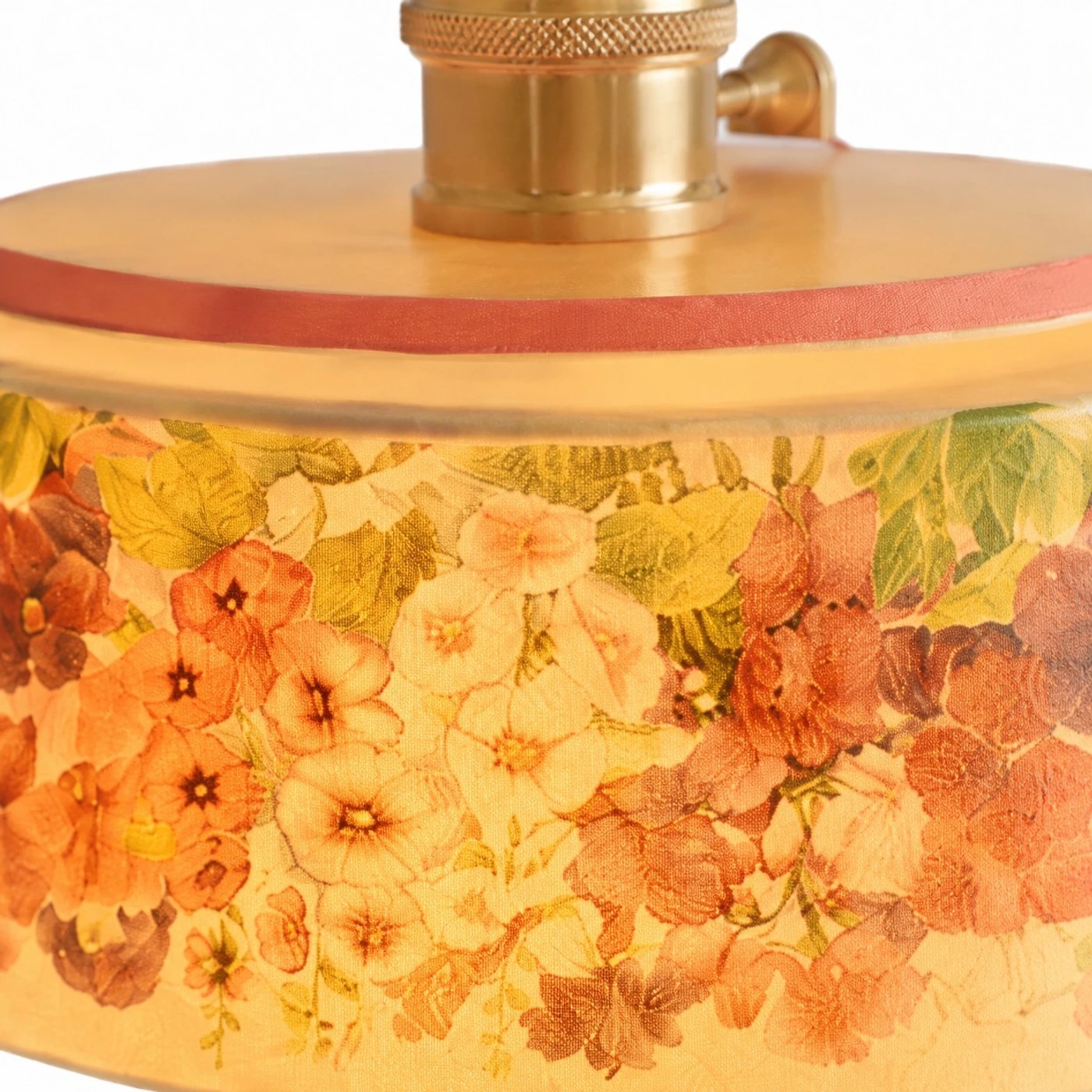 Detailweergave van de vintage keramische hanglamp met bloemenmotief.