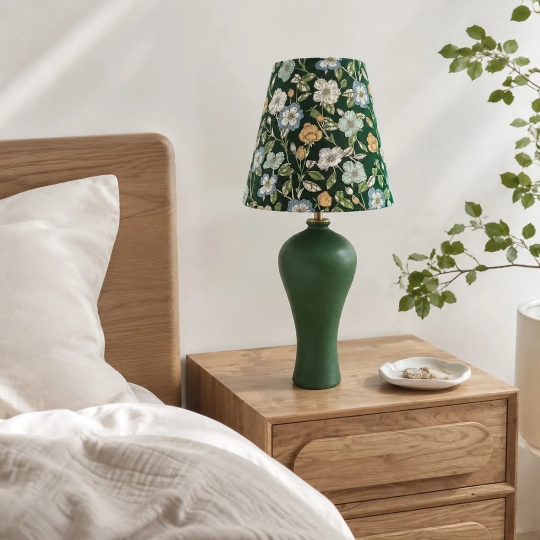 Lampe de table en céramique à motif floral vert sur une table de chevet
