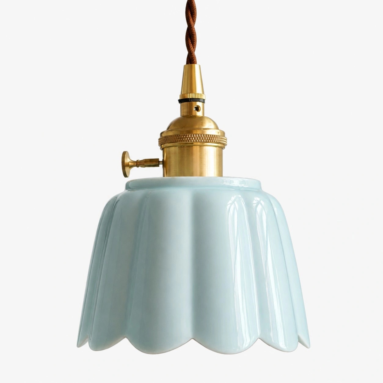 Lámpara colgante de cerámica Cienax color cian con acabado de latón.