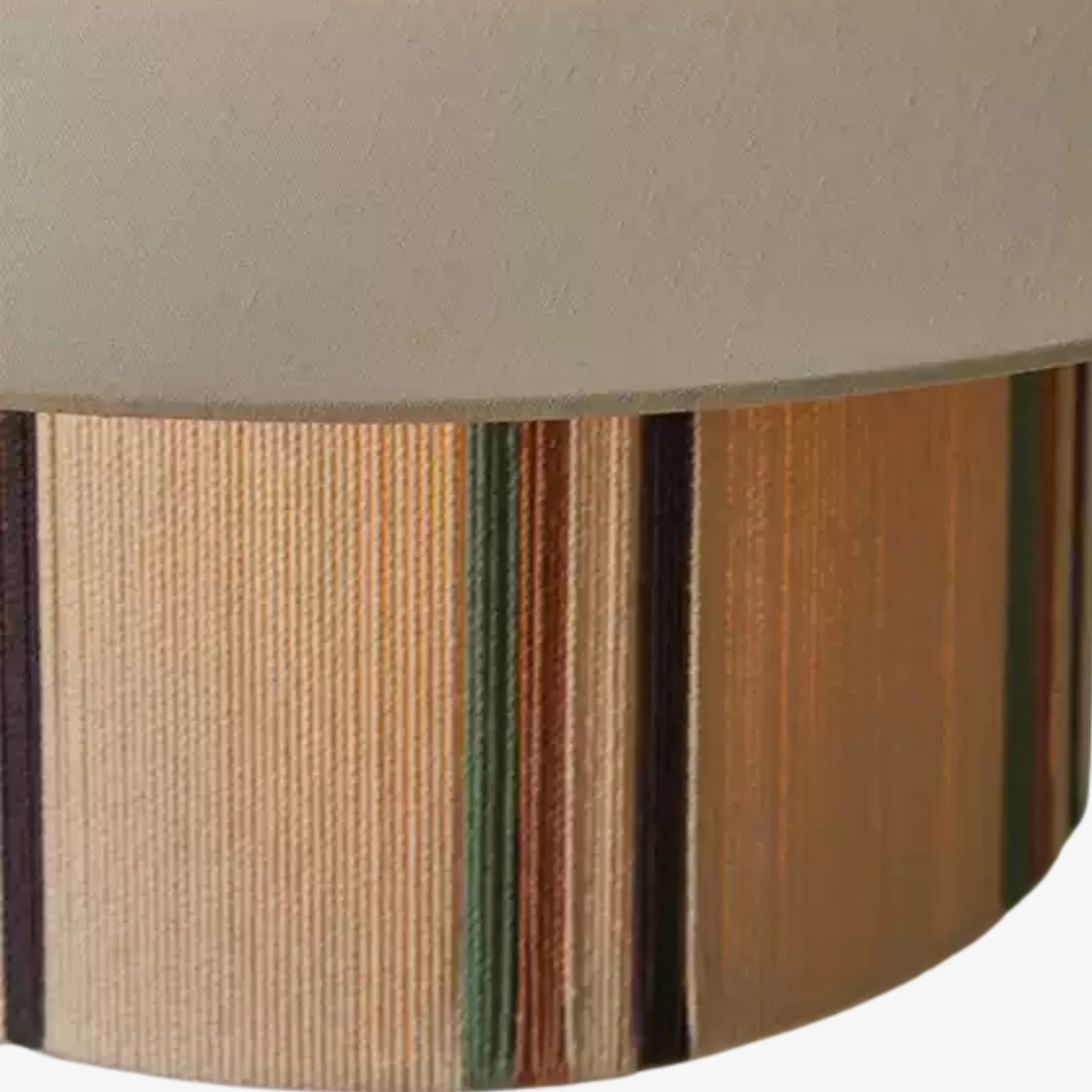Détail de texture en fibre naturelle sur l'abat-jour de la suspension