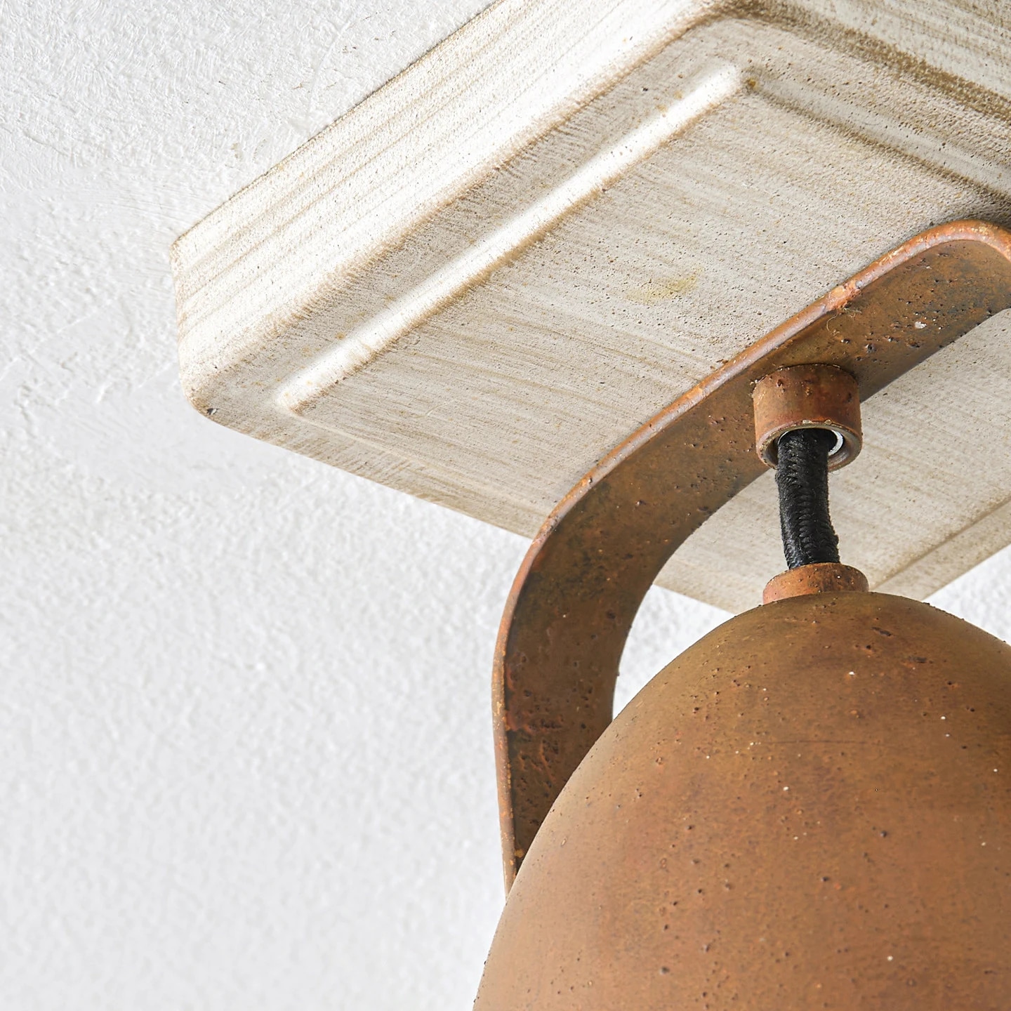 Support de plafond blanc et support réglable