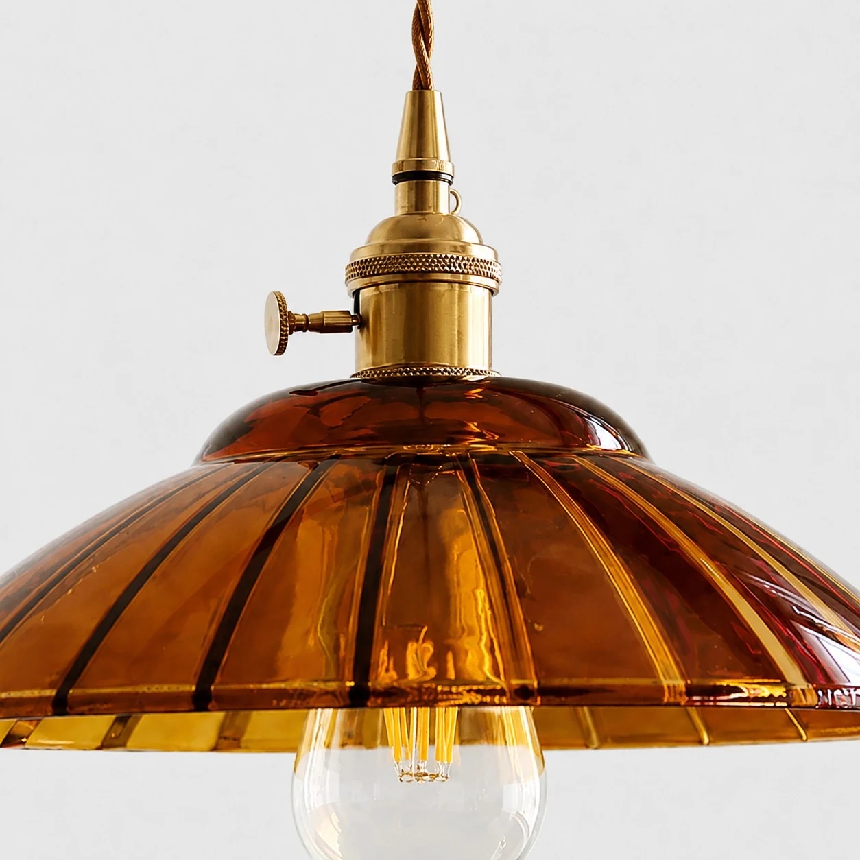 Détail de l'abat-jour en verre ambré côtelé