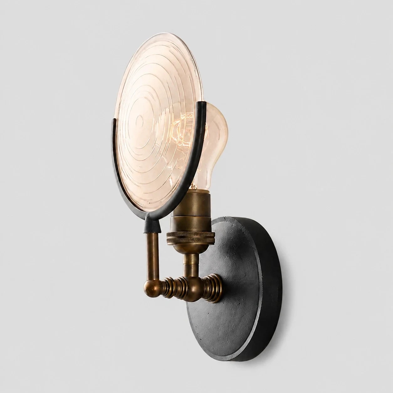 Vue détaillée en angle du disque en verre, du support d'ampoule et de la plaque arrière