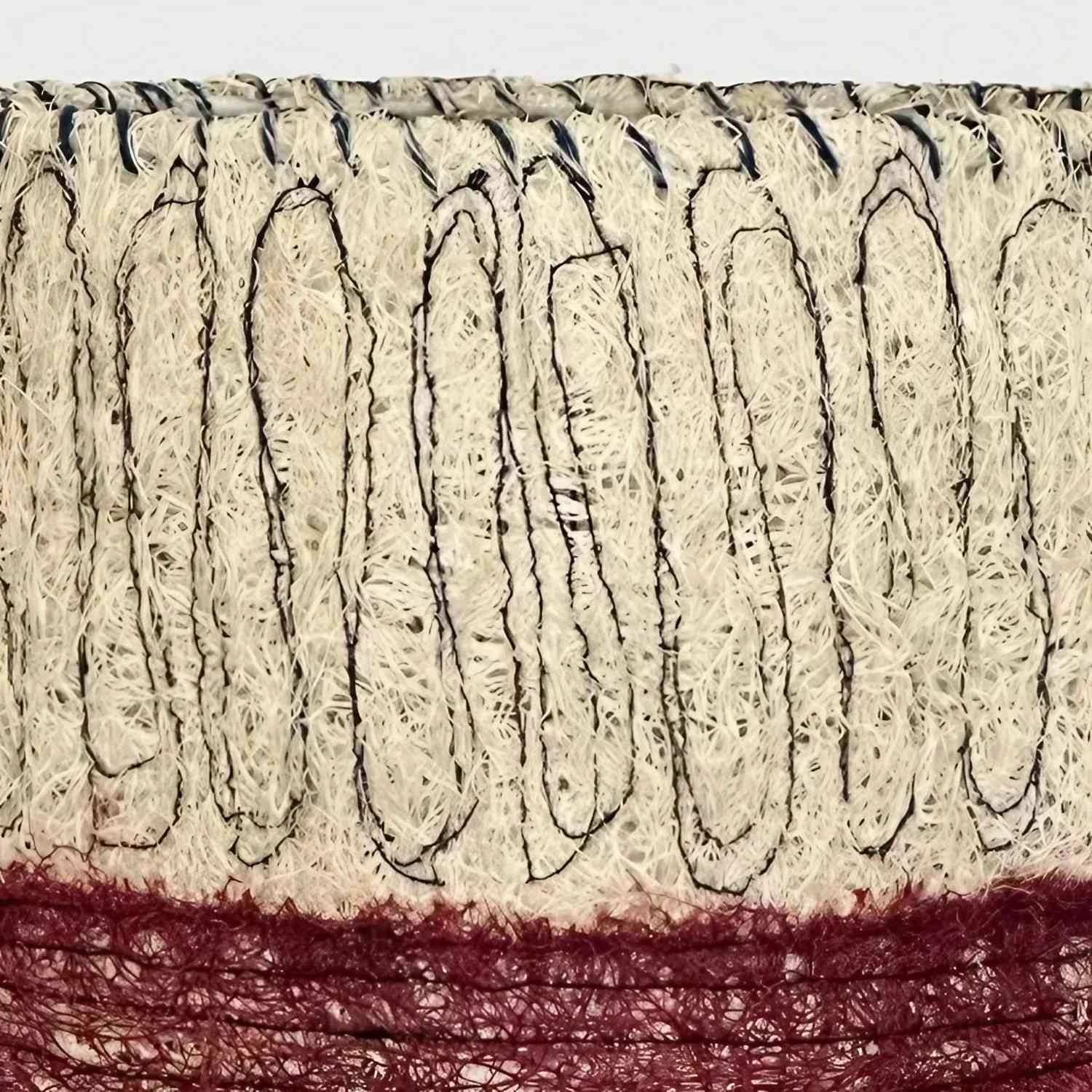 Gros plan sur la texture de l'abat-jour en fibres de luffa tissées à la main