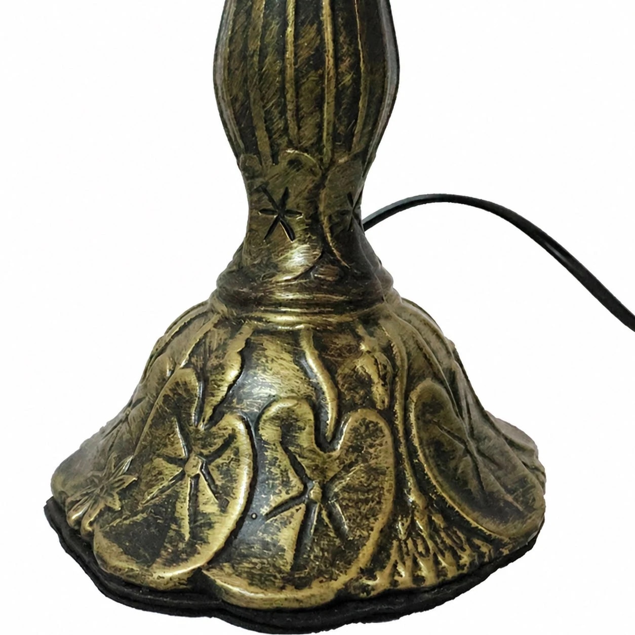 Dettaglio della base della lampada in metallo intagliato color antico