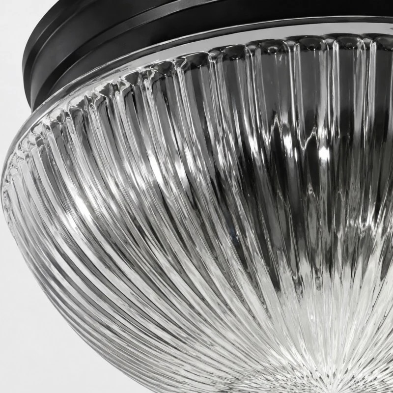 Gros plan sur la texture du verre clair nervuré et la verrière noire