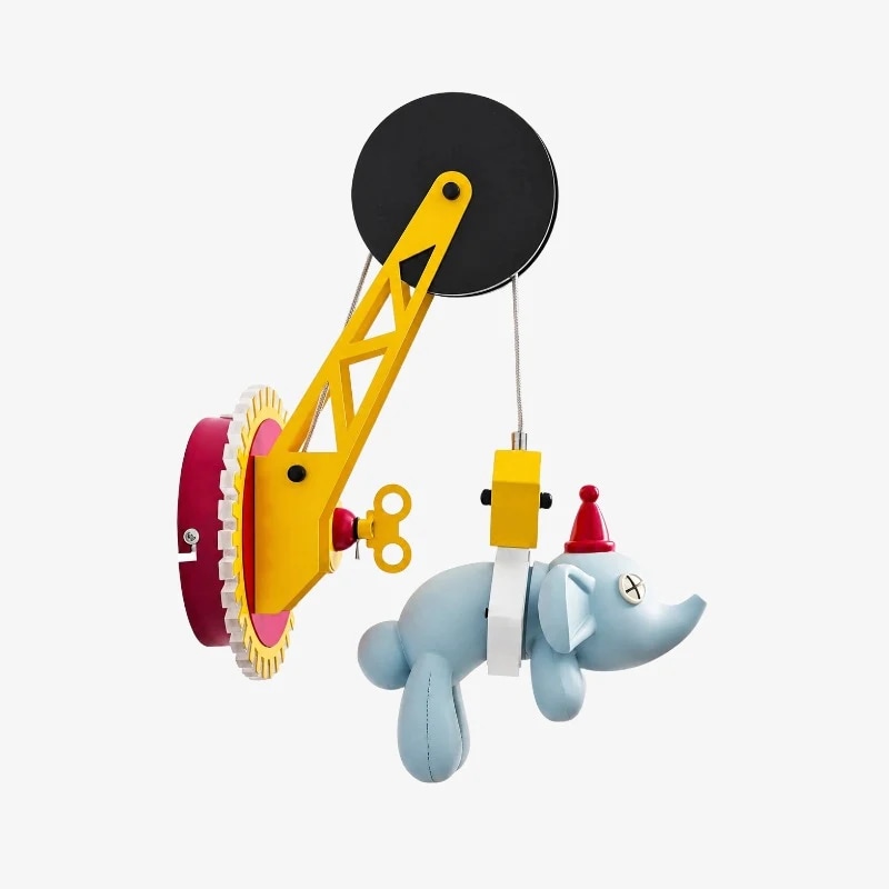 Supporto per gru giallo con alloggiamento laterale rosso e ciondolo a forma di elefante blu.