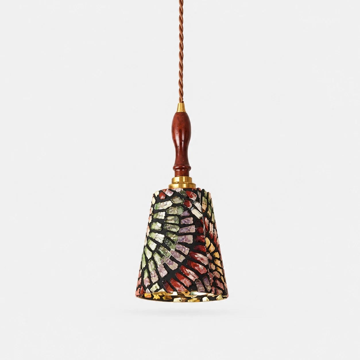 Vue sur fond blanc d'une suspension lumineuse en tissu à motifs