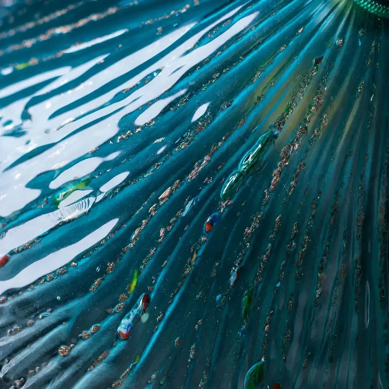 Gros plan sur la texture du verre bleu côtelé