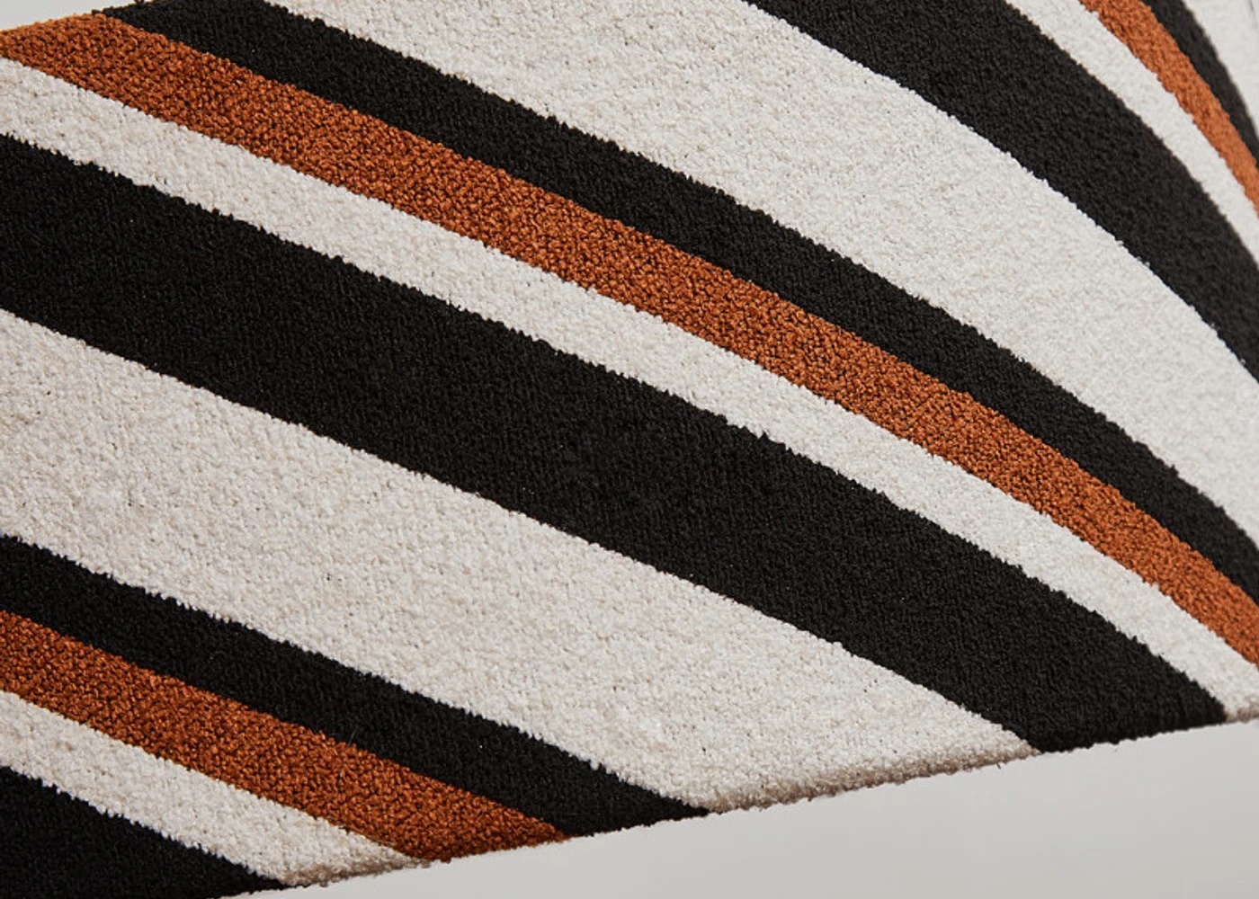 détail en tissu tissé crème noir et rouille en diagonale