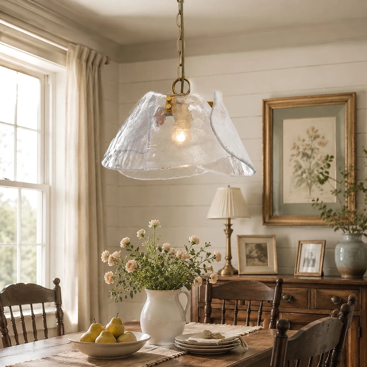 Suspension lumineuse dans une salle à manger chaleureuse