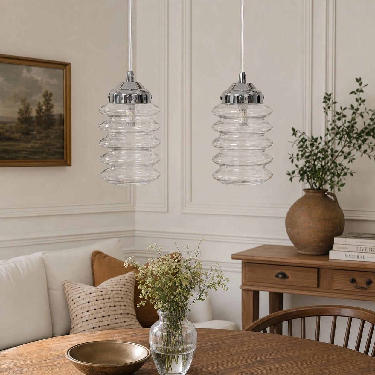 Suspensions en verre côtelé transparent au-dessus d'un coin repas et salon chaleureux.