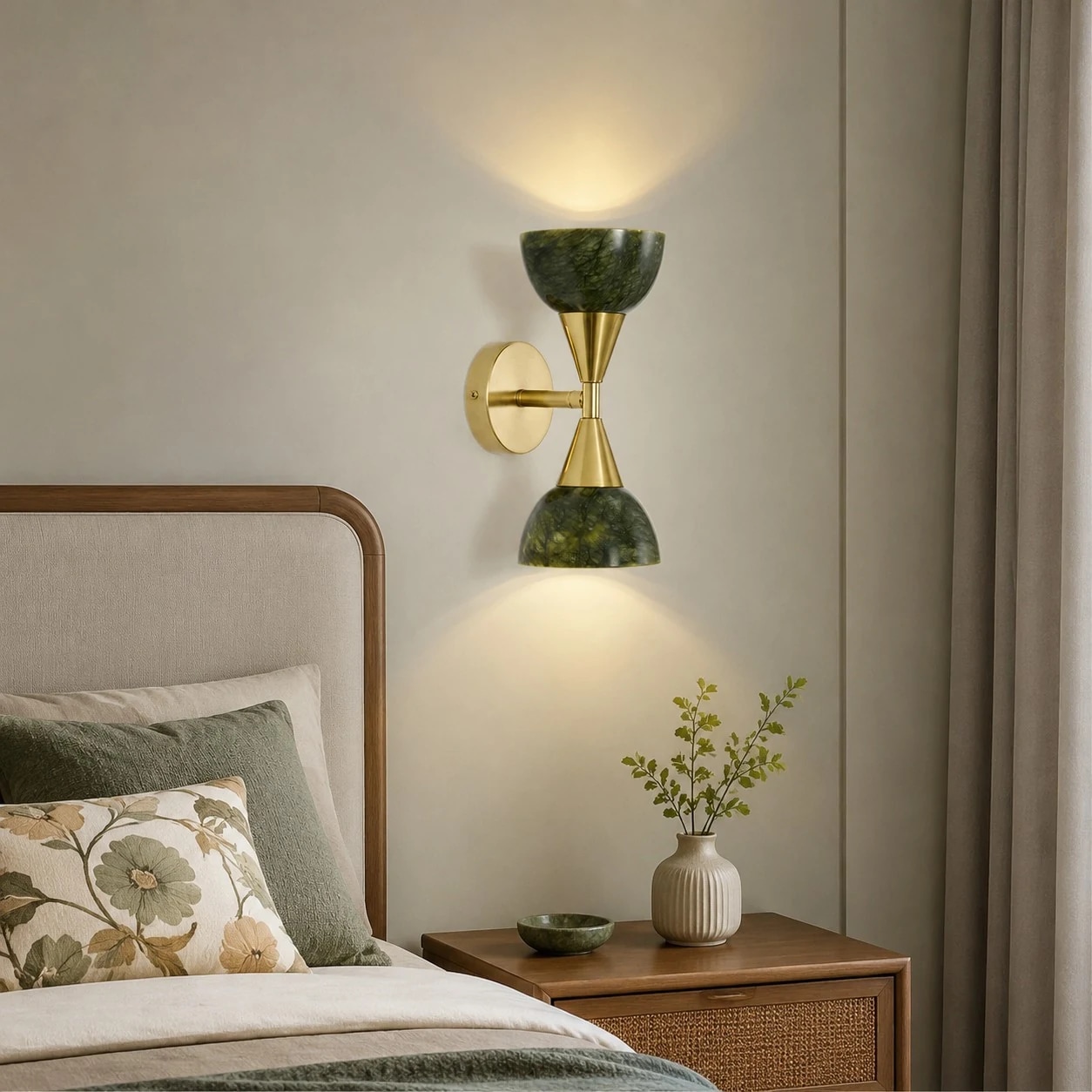 Applique murale installée à côté d'un lit avec une lumière d'ambiance chaude