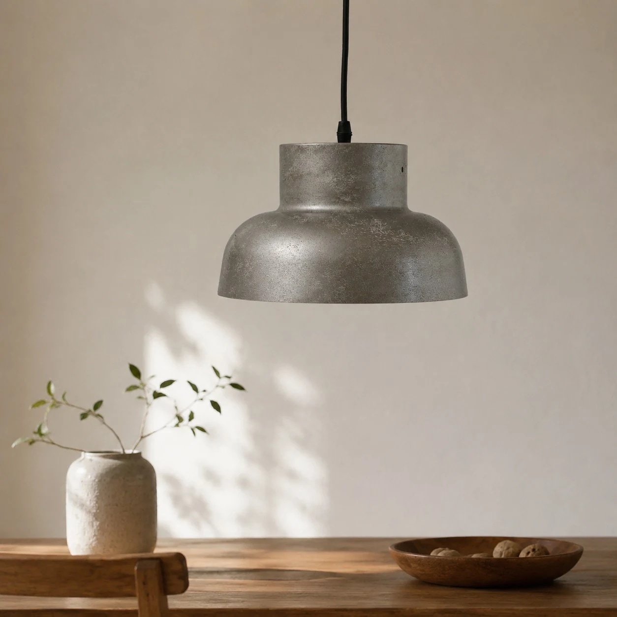 Pendentif en métal vieilli dans un cadre minimaliste