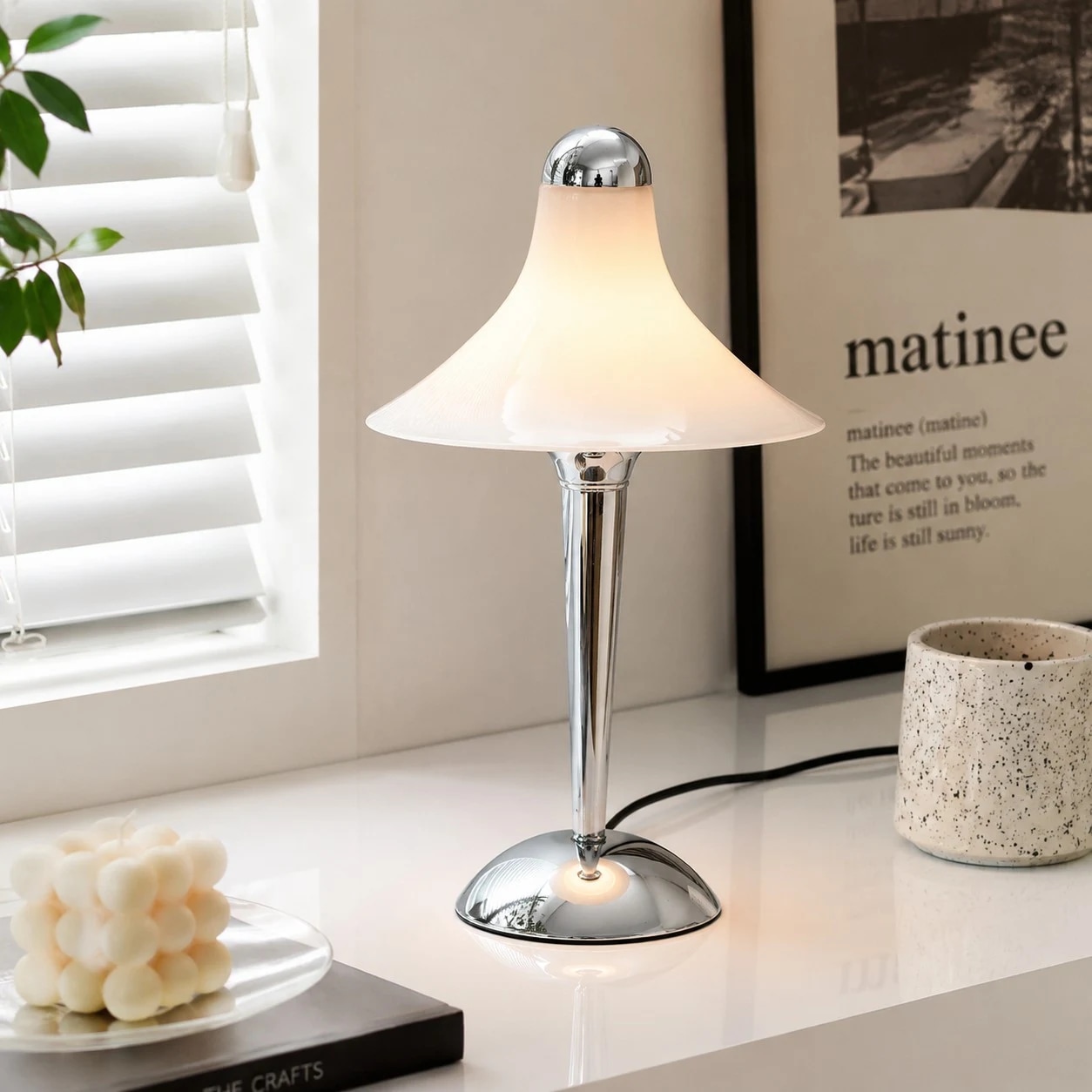 Lampe de table blanche près d'une fenêtre