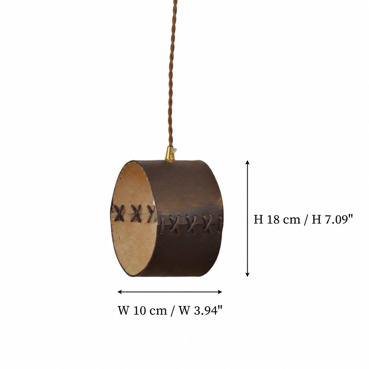 Petit pendentif en cuir, dimensions : L 10 cm x H 18 cm