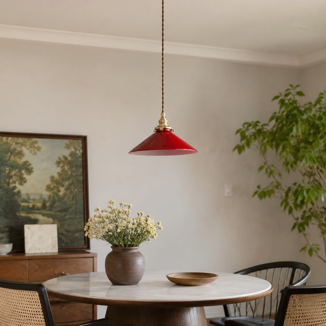 Lámpara colgante de cristal verde en un comedor