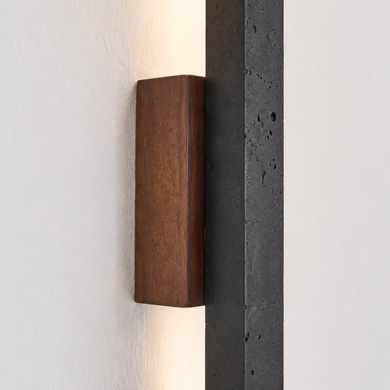 Détail d'applique murale LED linéaire en travertin et bois