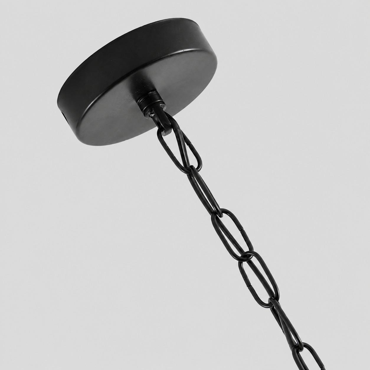 Détail du plafond et de la suspension par chaîne