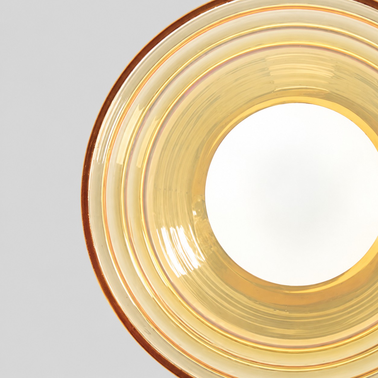 Lámpara de techo de cristal amarillo claro con detalle de pantalla de dosel cromada