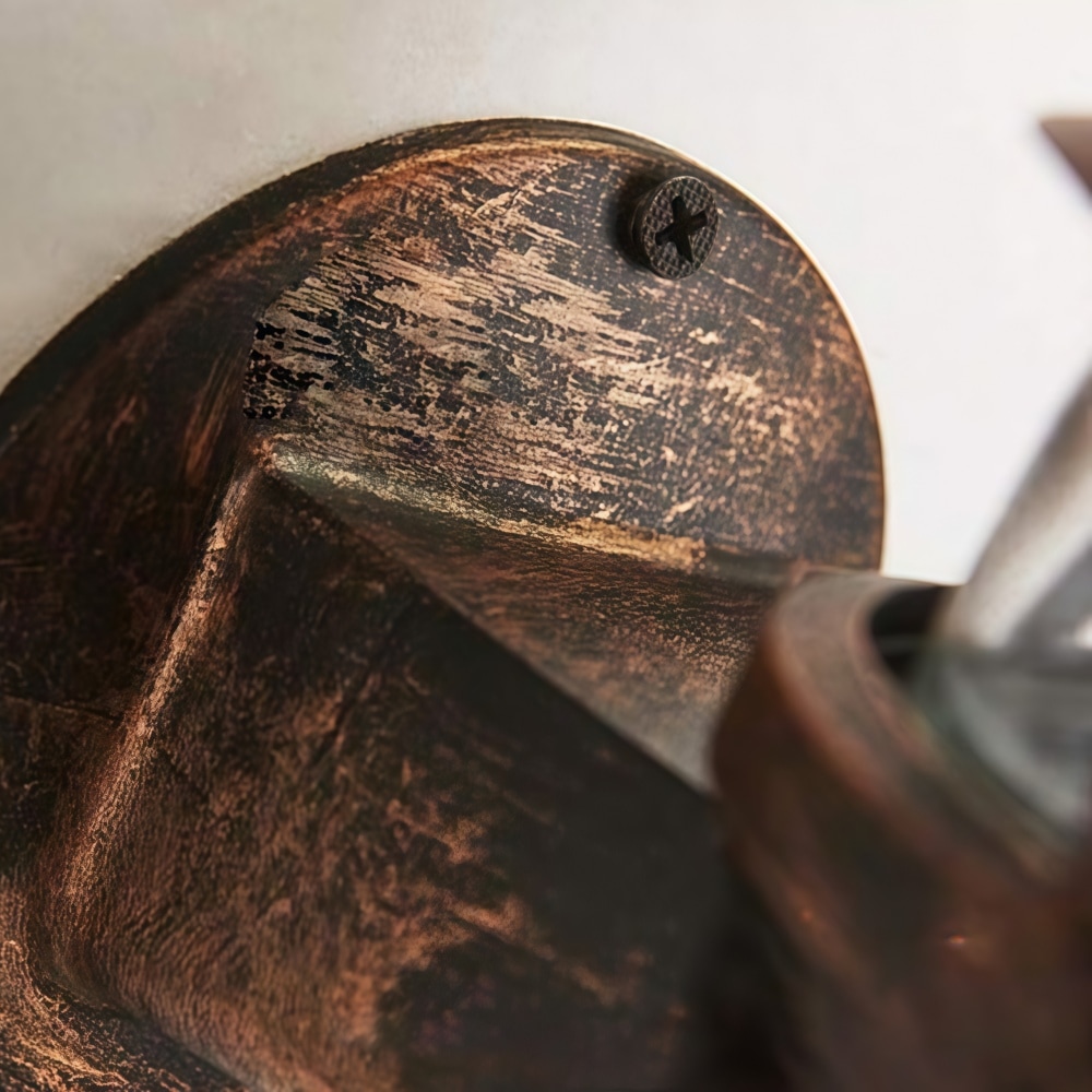 Patnox Wandleuchte aus Klarglas mit Details aus gealtertem Metall