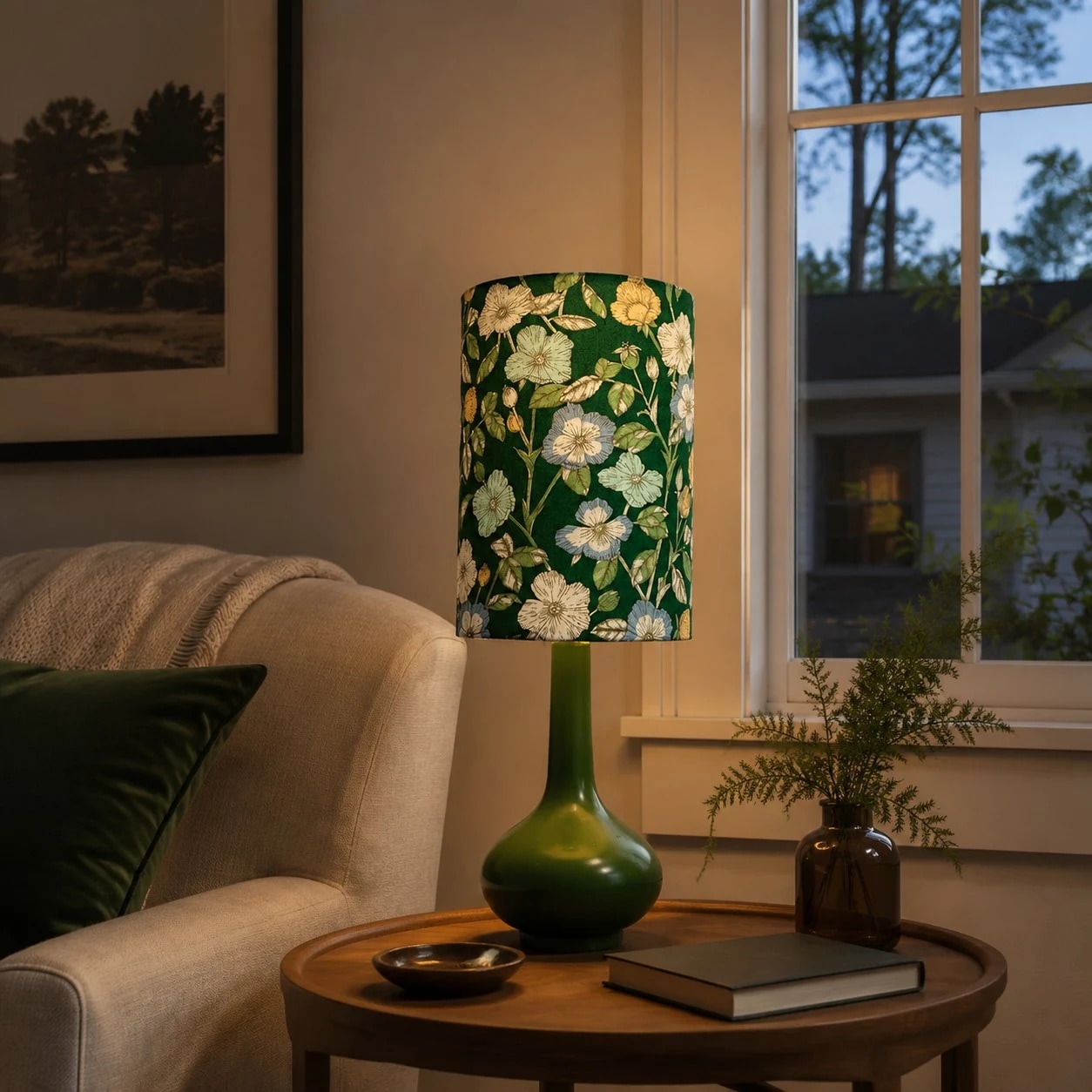 Un socle en céramique verte et un abat-jour en tissu fleuri pour un coin vintage apaisant.