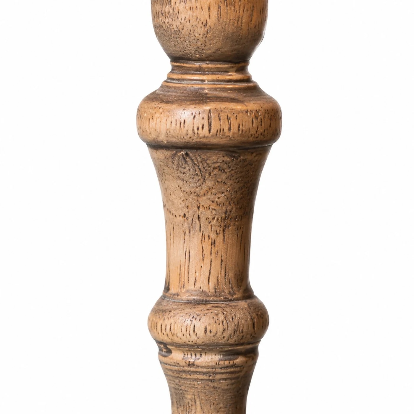 Lámpara de mesilla de noche vintage con detalles de madera tallada.