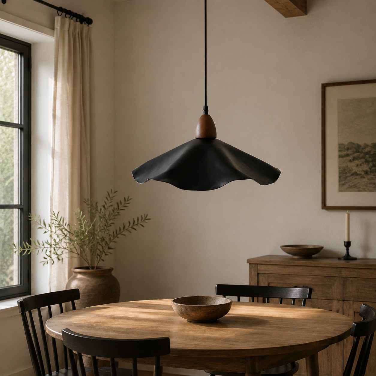 Suspension vintage ondulée au-dessus d'une table à manger
