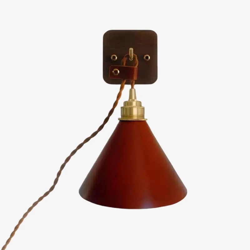 Enchufe color caramelo con base de pared de madera