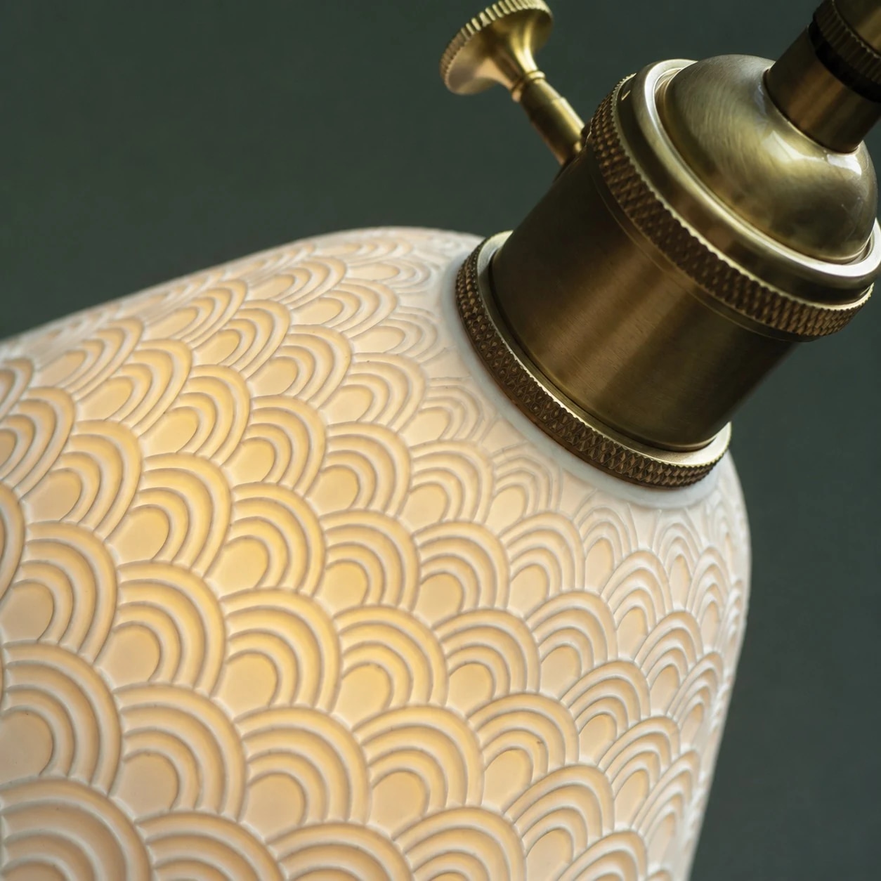 Casquillo de latón y detalle de textura cerámica en relieve