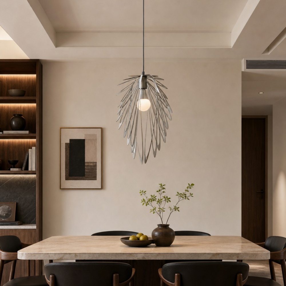 Lampadario a sospensione in metallo a forma di piuma, scena d'interni