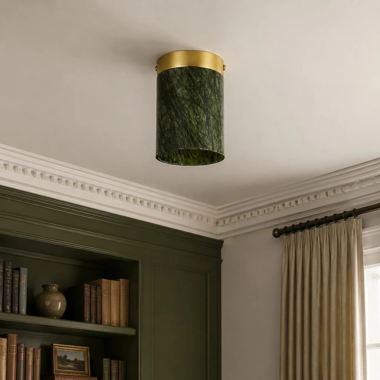 Plafonnier vintage vert et or installé dans une entrée